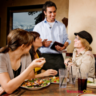 Ravintolassa tarvitaan käteistä - erityisesti ulkomailla